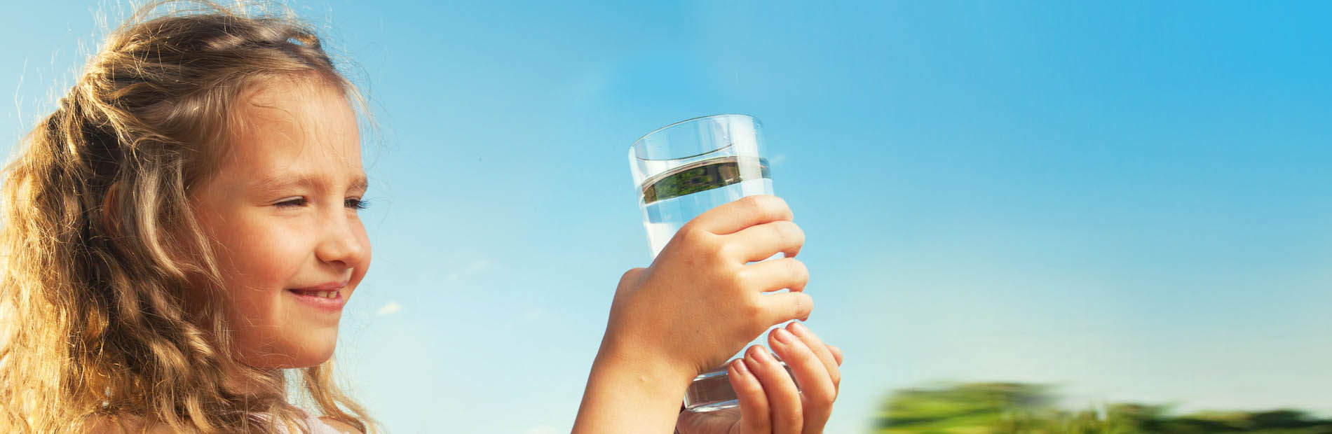 Obrazek dziewczynki trzymającej szklankę wody